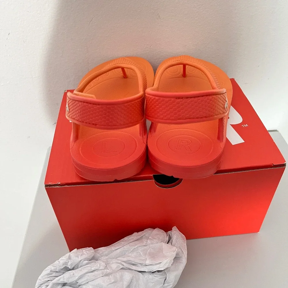 FitFlop iQushion Flip Flops Kids 11C Red Coral Ombre Ergonomic‎ Sandals